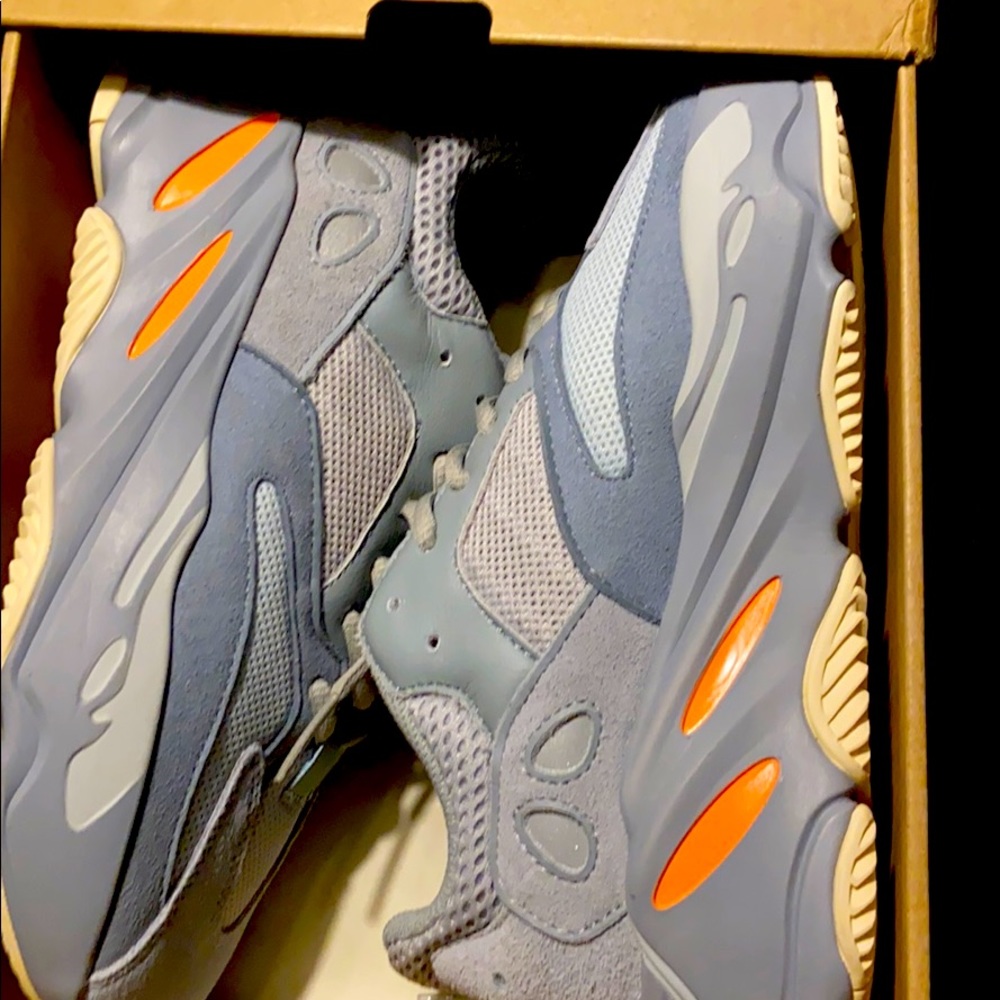 Yeezy 700 Boost sz 71/2 fits large